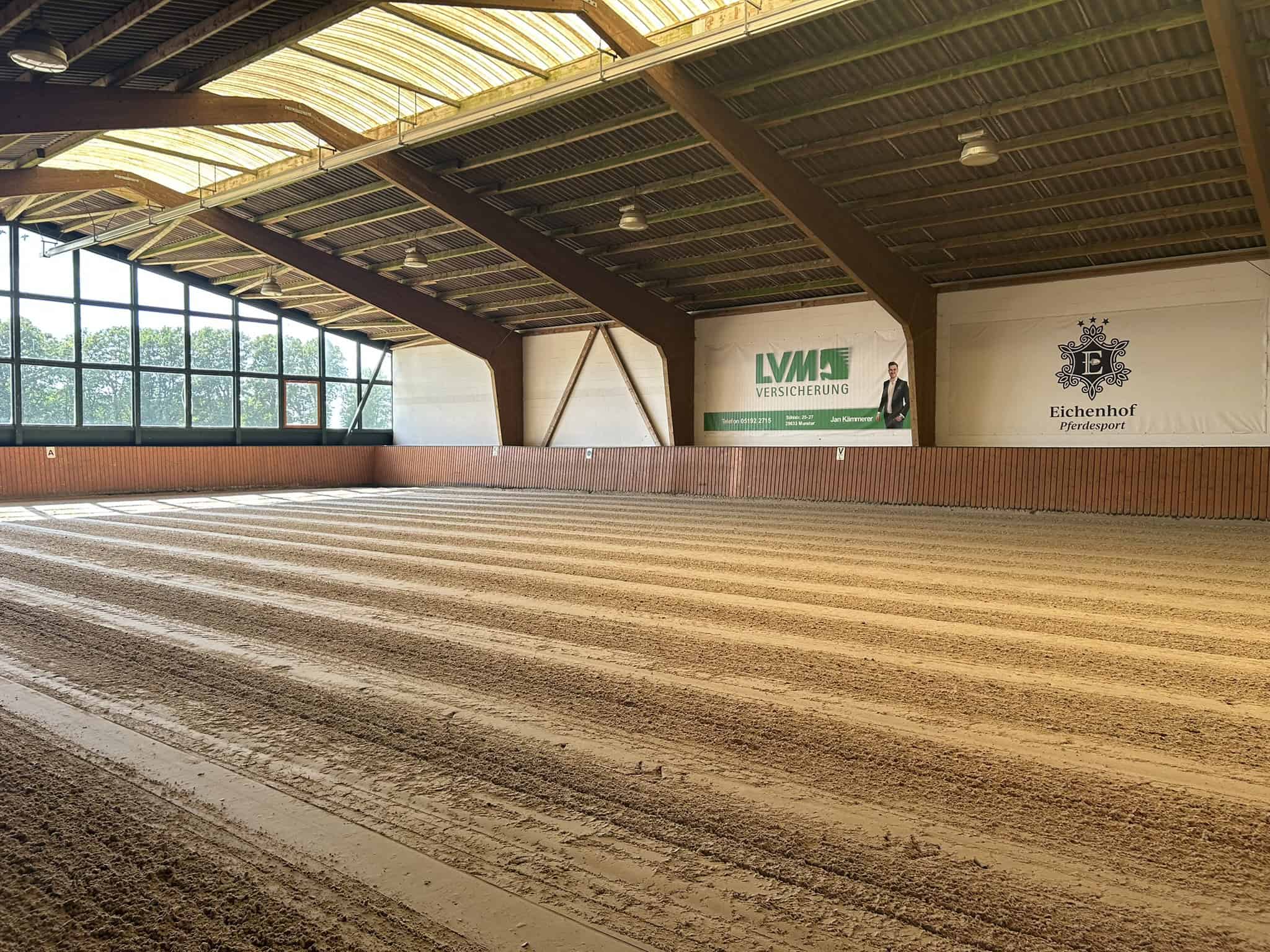 Blick auf die Reithalle bei Eichenhof Pferdesport in Bispingen-Behringen
