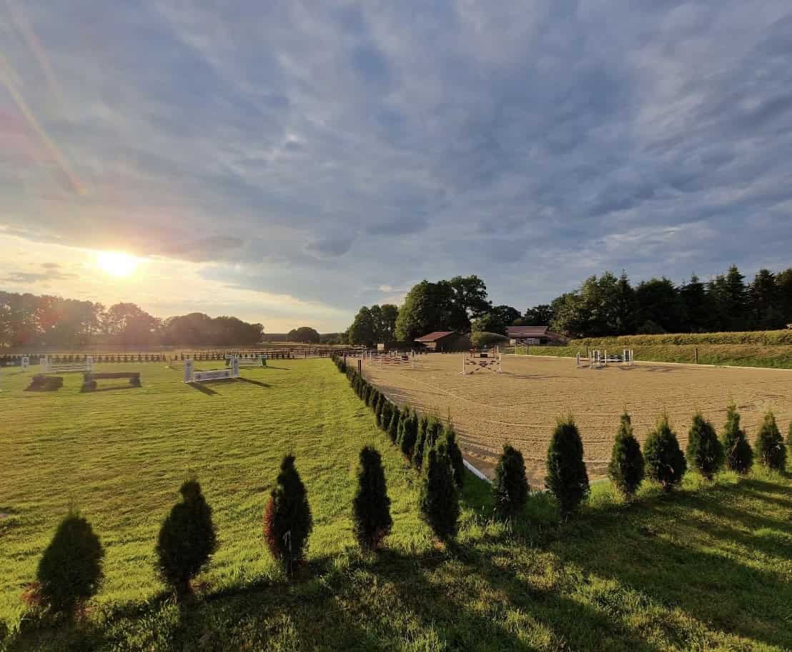 Rückansicht der Trainingsplätze Gras und Sand bei Eichenhof Pferdesport